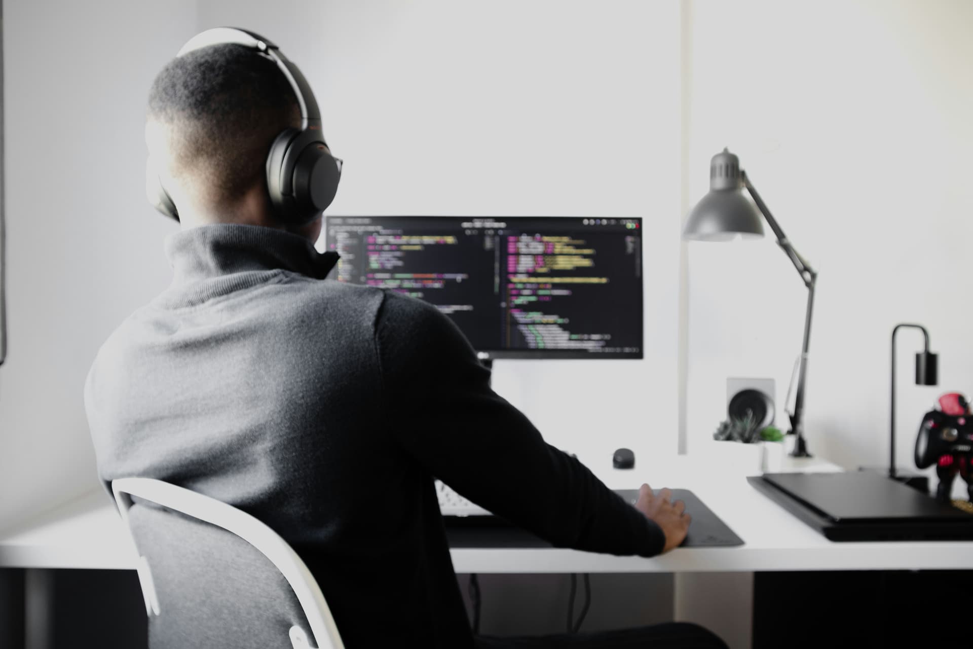 The Pros and Cons of Hiring a Freelance vs. In-House Software Developer